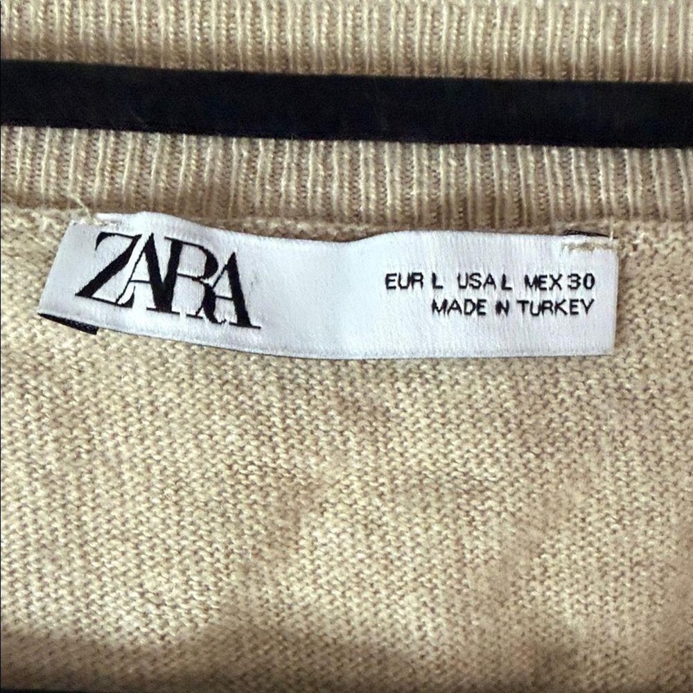Chic and minimalist oversized knit sweater from ZARA in a soft beige/cream to... - Picture 4 of 7